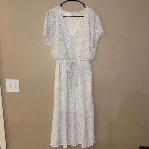 Dresses & Skirts - Elegant White V-Neck Dress